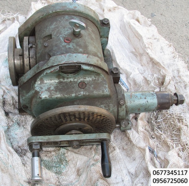 Удг-д-200, удг 200, удг , 7036-0052 П , Универсальные делительные головки являются важнейшей принадлежностью консольно-фрезерных станков, в особенности универсальных, и значительно расширяют их технологические возможности. Делительные головки используют при изготовлении различных инструментов (фрез, разверток, зенкеров, метчиков), нормализованных деталей машин Делительные головки используют, во-первых для установки оси обрабатывали заготовки под требуемым углом относительно стола станка; во-вторых, для периодического поворота заготовки вокруг ее оси на определенный угол (деление на равные и неравные части); в-третьих, для непрерывного вращения заготовки при нарезании винтовых канавок или винтовых зубьев зубчатых колес.